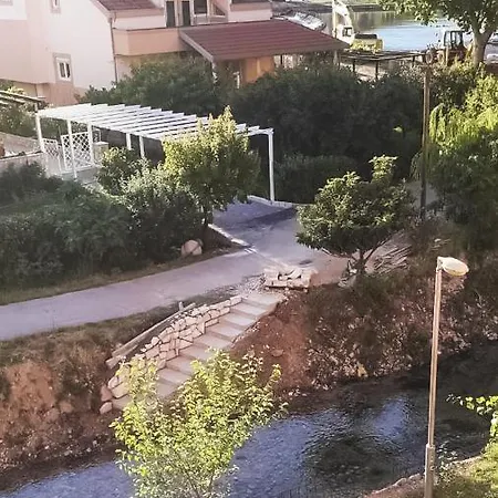 River Side Near Ratkovic 公寓